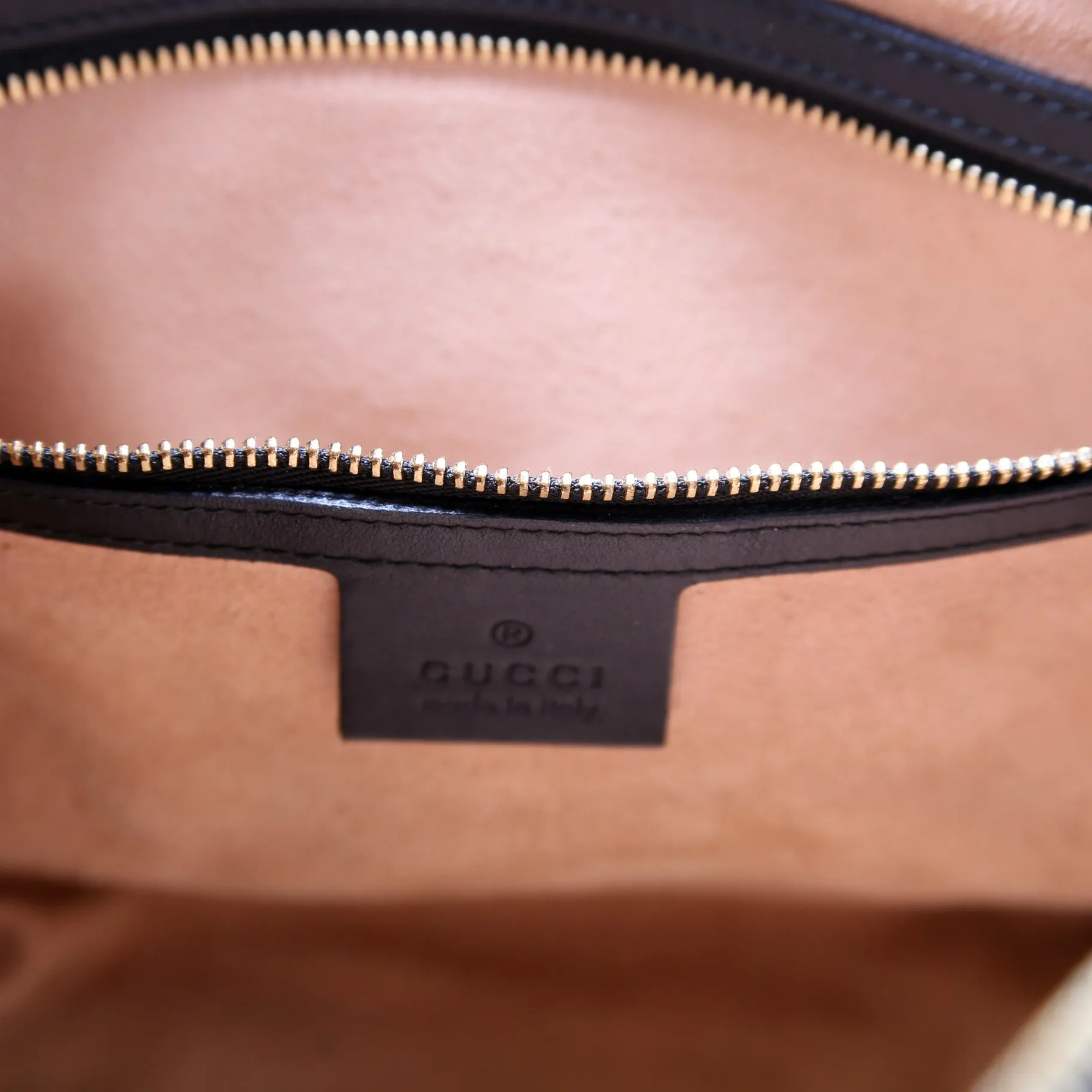 453573 Guccissma Boston Black
