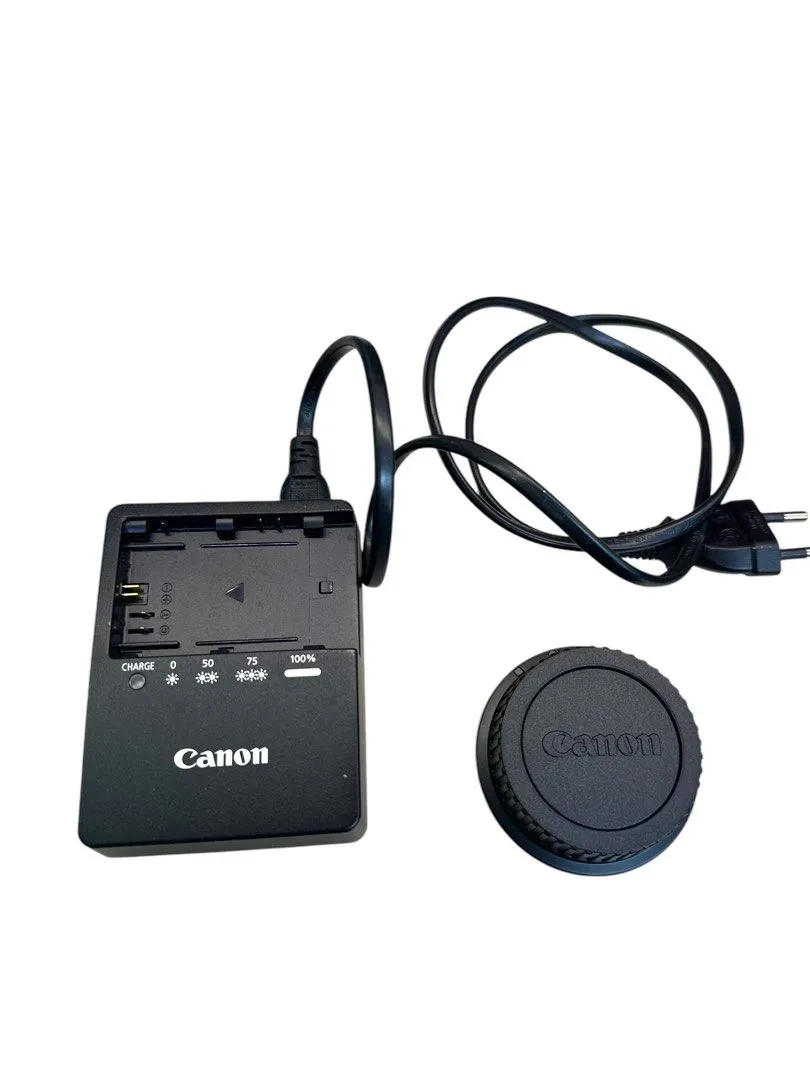 Canon 90D DSLR Camera  18-135mm